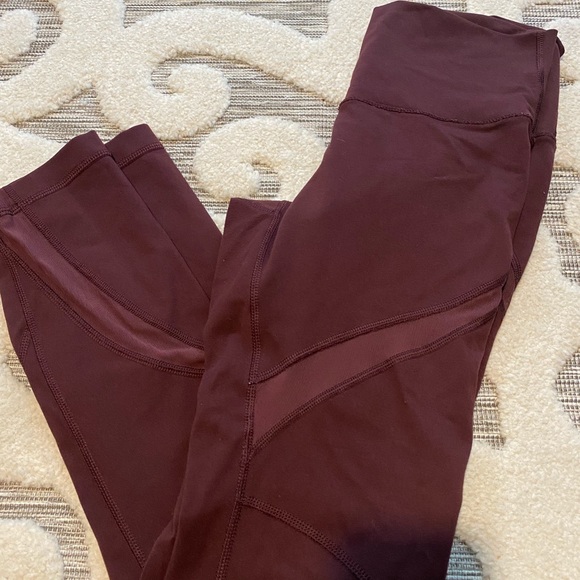 Lululemon EUC Size 8 crop leggings. Check out all my Lulu! - Picture 2 of 2